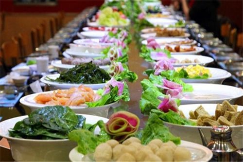 三爷回转自助火锅加盟 热线与餐饮管理全解析